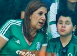 Mãe narra jogo para filho cego e se torna finalista de prêmio FIFA de melhor torcedora