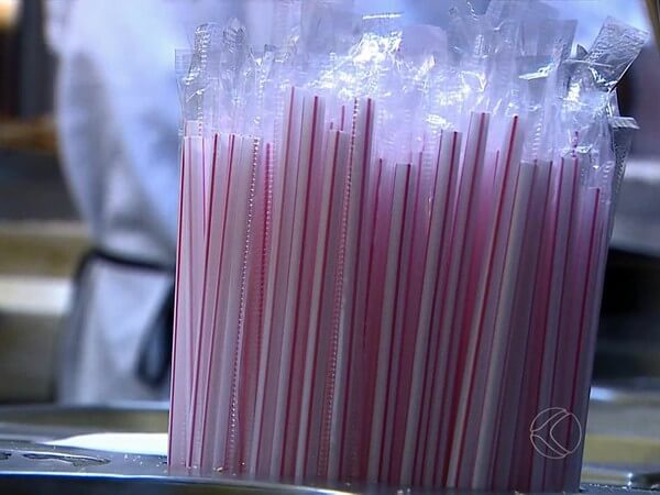 prazocanudinhos - É aprovado projeto de lei que proíbe pratos, talheres e copos de plástico em restaurantes