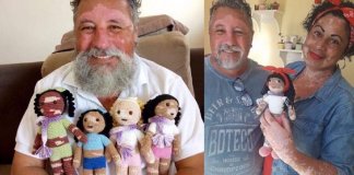 Senhor com vitiligo faz bonecas de crochê para que crianças se sintam bem com a aparência