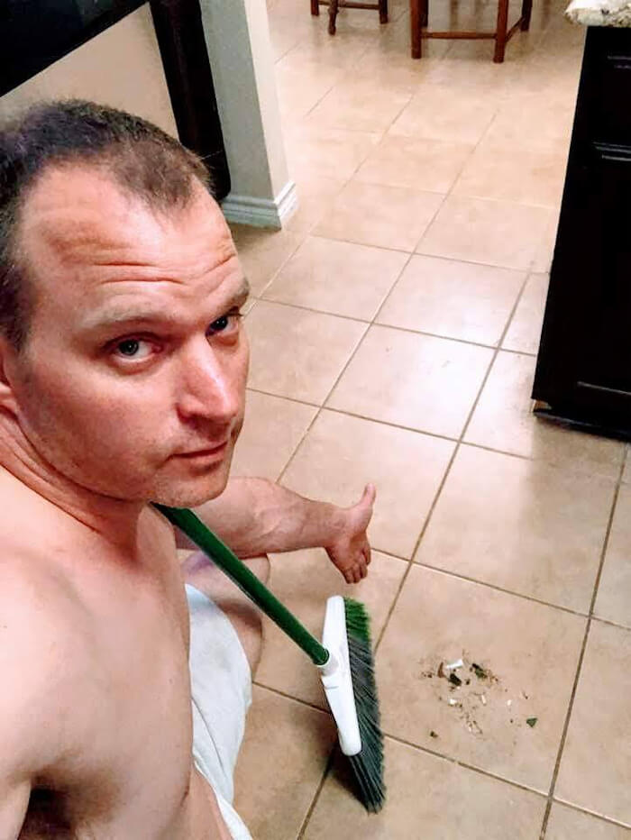 revistacarpediem.com - Homem manda fotos "sensuais" fazendo alguns deveres domésticos para sua mulher e viraliza