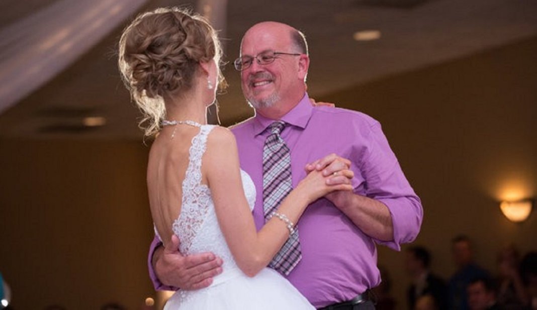 Noiva que sobreviveu à leucemia dança valsa com seu doador em seu casamento
