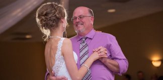 Noiva que sobreviveu à leucemia dança valsa com seu doador em seu casamento