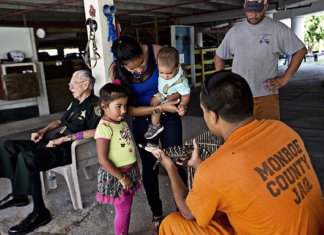 Detentos cuidam de animais abandonados e ambos ganham uma nova chance