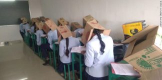 Estudantes indianos usam caixas na cabeça durante provas para evitar trapaças