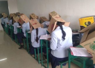 Estudantes indianos usam caixas na cabeça durante provas para evitar trapaças
