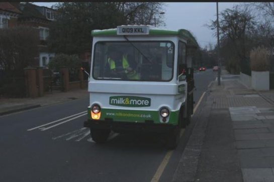 revistacarpediem.com - Em Londres, voltaram a entregar leite em garrafas de vidro para reduzir o uso de plástico