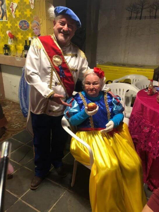 revistacarpediem.com - Vovó se veste de Branca de Neve e os filhos dos 7 anões para comemorar seus 96 anos