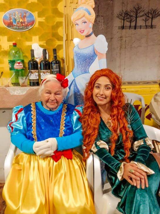 revistacarpediem.com - Vovó se veste de Branca de Neve e os filhos dos 7 anões para comemorar seus 96 anos