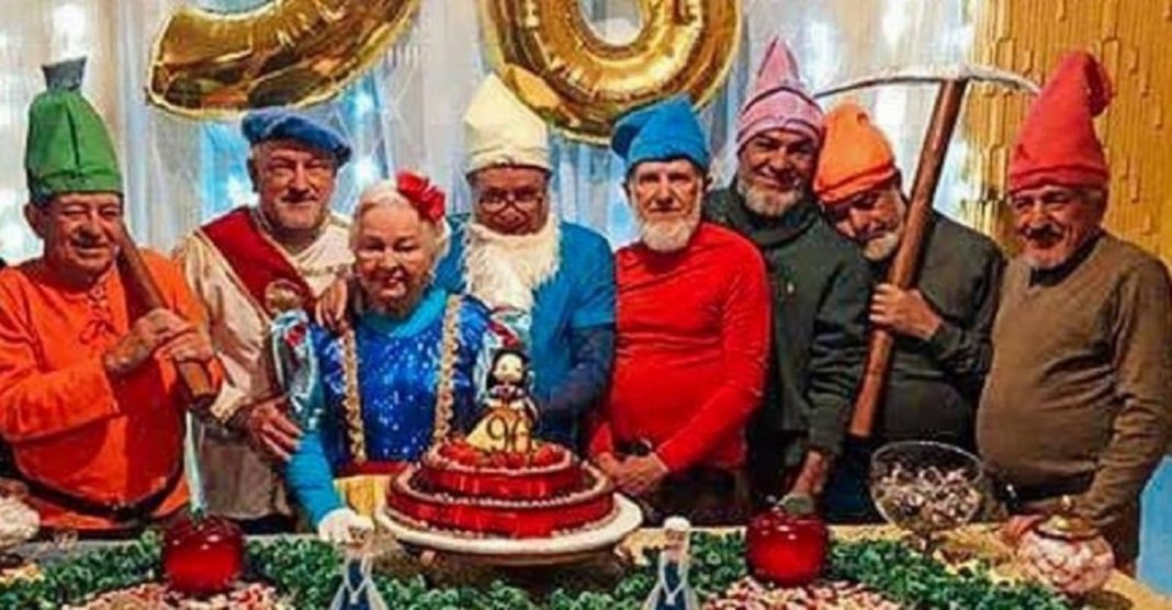 Vovó se veste de Branca de Neve e os filhos dos 7 anões para comemorar seus 96 anos