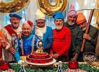 Vovó se veste de Branca de Neve e os filhos dos 7 anões para comemorar seus 96 anos