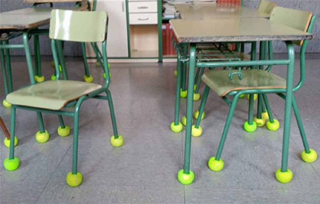 Escola coloca bolas de tênis em cadeiras para aliviar ruído que atordoava criança autista