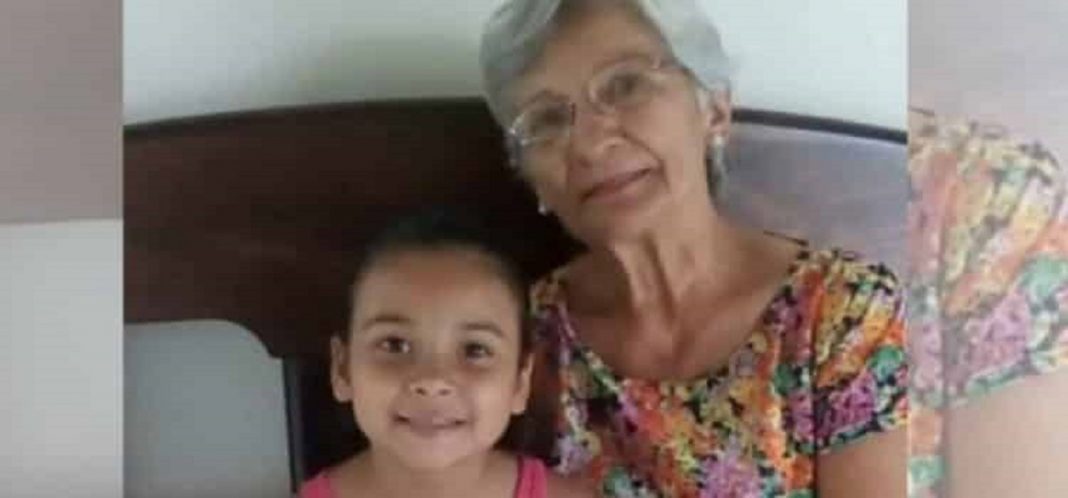 Mãe deixa menina chamar amiga para sua festa do pijama e ela traz senhora de 68 anos