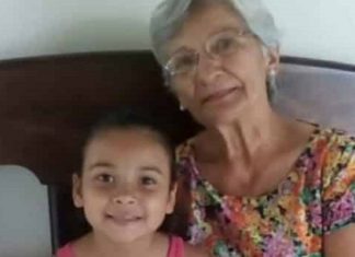 Mãe deixa menina chamar amiga para sua festa do pijama e ela traz senhora de 68 anos