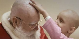 Papai Noel raspa o cabelo durante visita a crianças que lutam contra o câncer