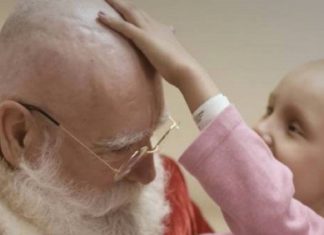 Papai Noel raspa o cabelo durante visita a crianças que lutam contra o câncer