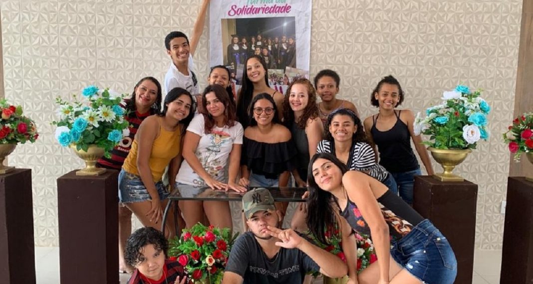 Alunos doam todo dinheiro arrecadado para festa de formatura para pagar tratamento do filho de sua professora em MT