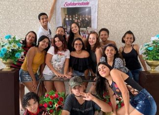 Alunos doam todo dinheiro arrecadado para festa de formatura para pagar tratamento do filho de sua professora em MT