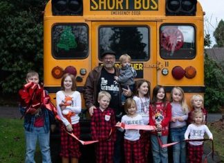 Avô compra ônibus para levar todos os seus 10 netos juntos a escola