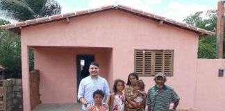 Padre usa dízimo de fiéis para construir casa para família carente