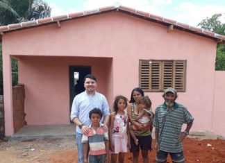 Padre usa dízimo de fiéis para construir casa para família carente