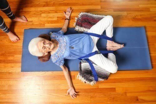 revistacarpediem.com - Yoga transforma postura e saúde de senhora com 87 anos