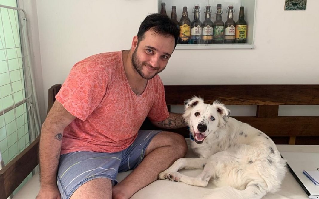 Após ser rejeitado e devolvido, cão surdo é adotado por rapaz surdo