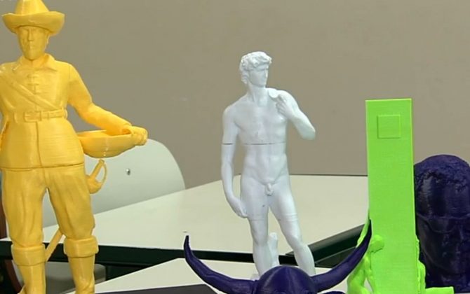obras de arte 670x420 1 - Professor faz réplicas 3D de monumentos para facilitar sua aula de artes para alunos cegos