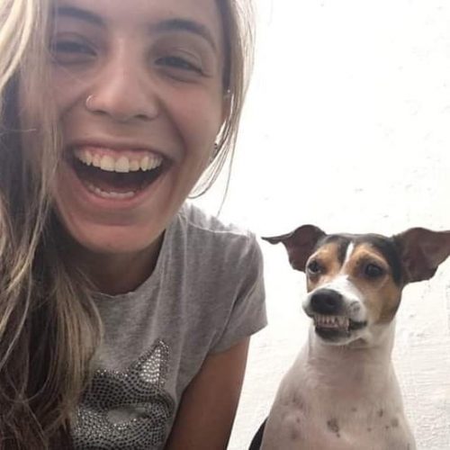 revistacarpediem.com - Ela cuida de uma creche para cães e convidou esse cachorrinho para uma foto e olha o sorrisão que ele abriu