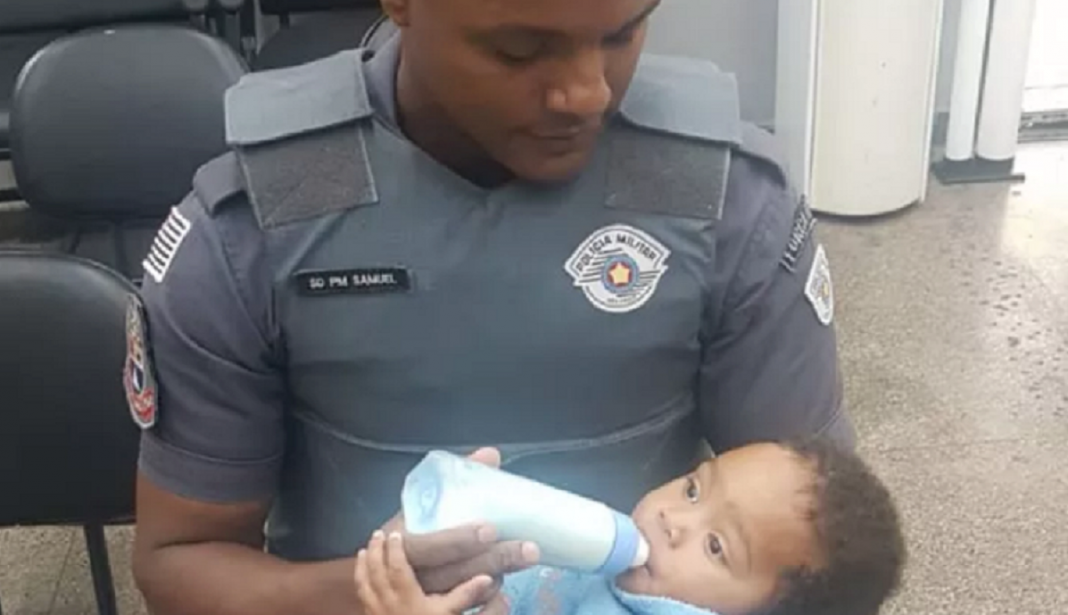 Bebê é alimentado por policial após ser abandonado na rua