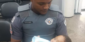 Bebê é alimentado por policial após ser abandonado na rua