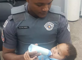 Bebê é alimentado por policial após ser abandonado na rua