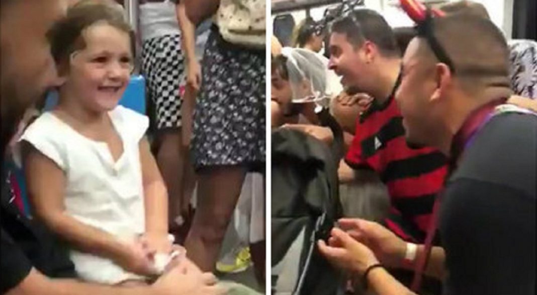 Foliões viralizam após cantarem “baby shark” para garotinha em metrô de SP