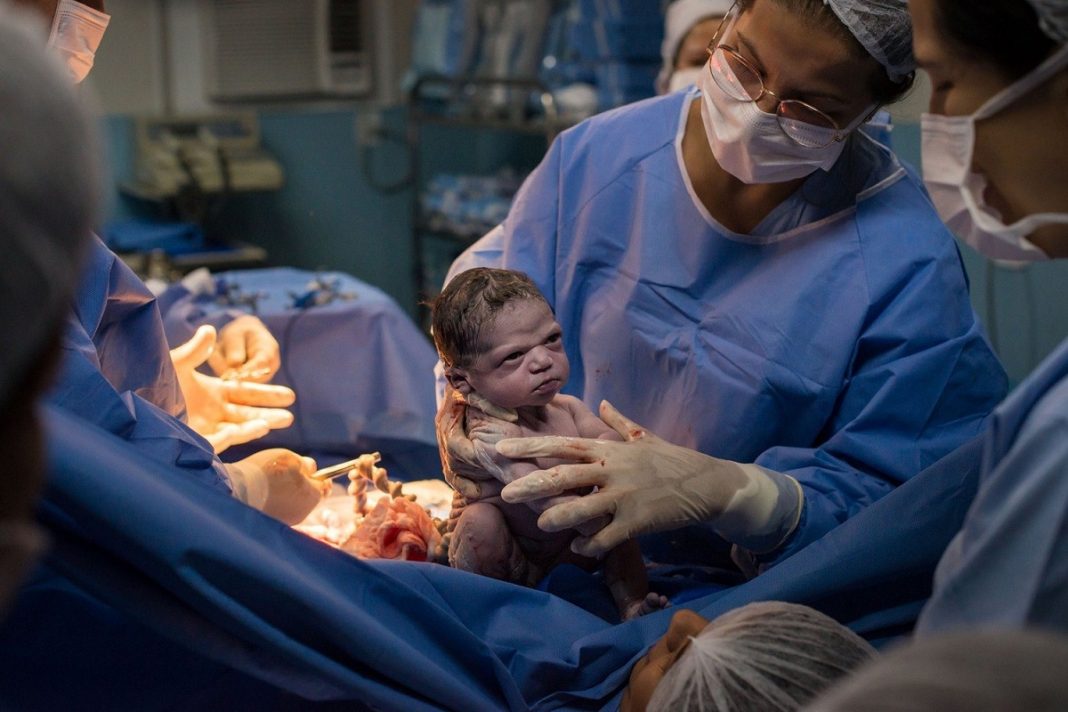 Menina recém-nascida nasce com cara de ‘brava’ e encanta os internautas