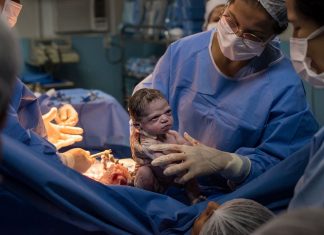 Menina recém-nascida nasce com cara de ‘brava’ e encanta os internautas