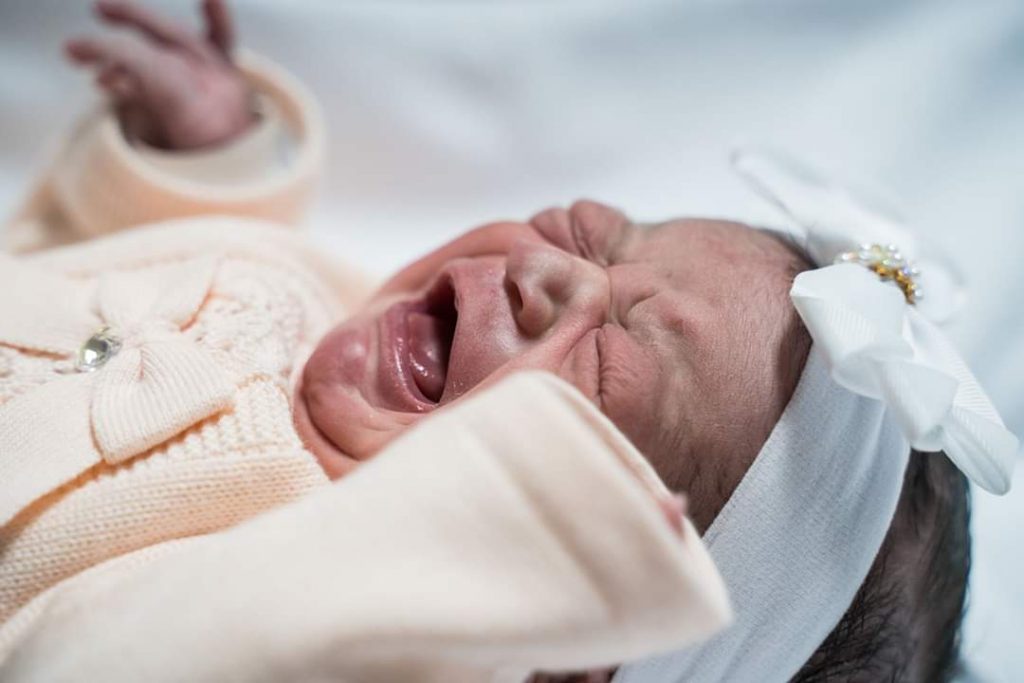 bebe2 - Menina recém-nascida nasce com cara de 'brava' e encanta os internautas