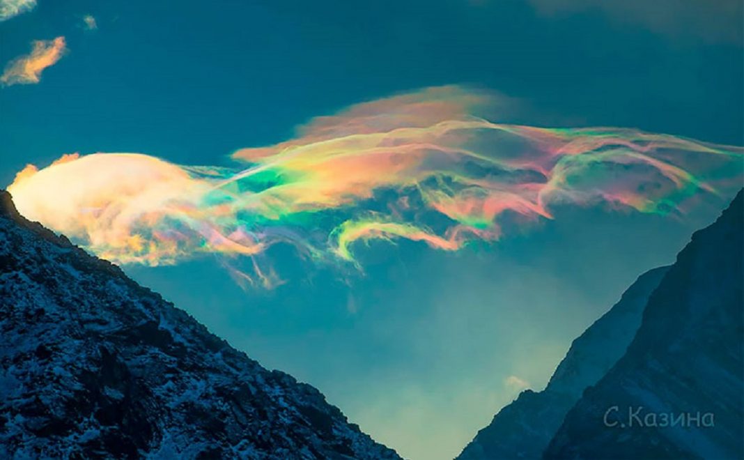 Nuvens multicoloridas e fluorescentes no céu da Sibéria encantam o mundo todo