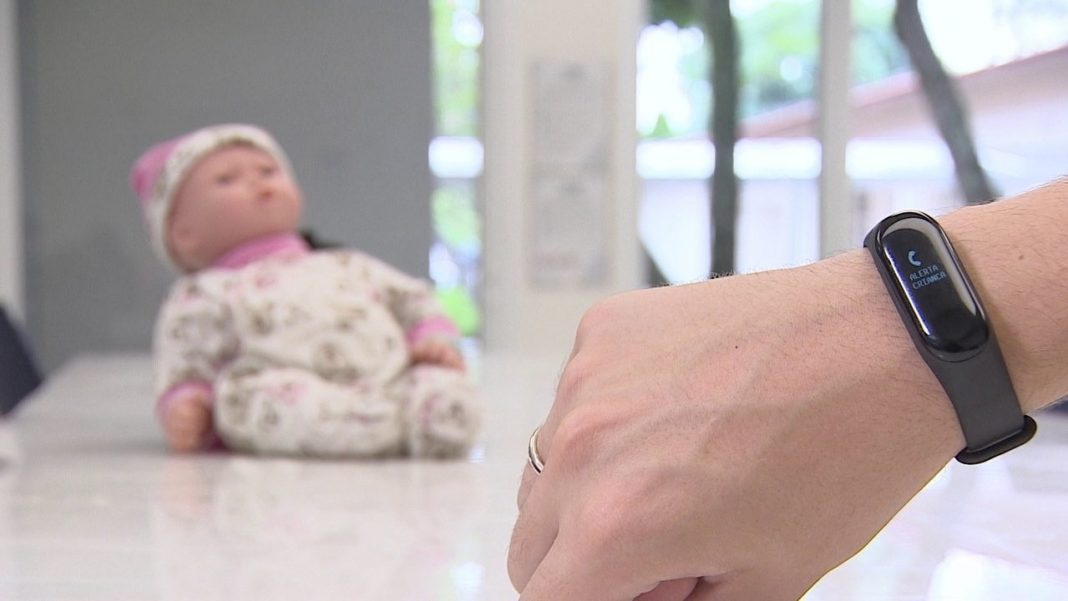 Pulseira criada por brasileiros alerta pais surdos quando o bebê chora