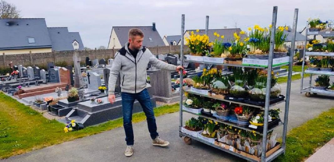 Florista francesa doa flores não vendidas para túmulos de mortos esquecidos