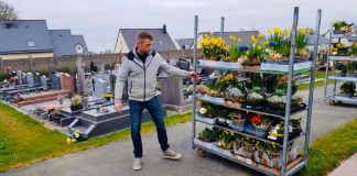 Florista francesa doa flores não vendidas para túmulos de mortos esquecidos