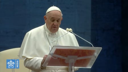 revistacarpediem.com - Papa Francisco faz oração completamente sozinho na Praça São Pedro pela primeira vez na História