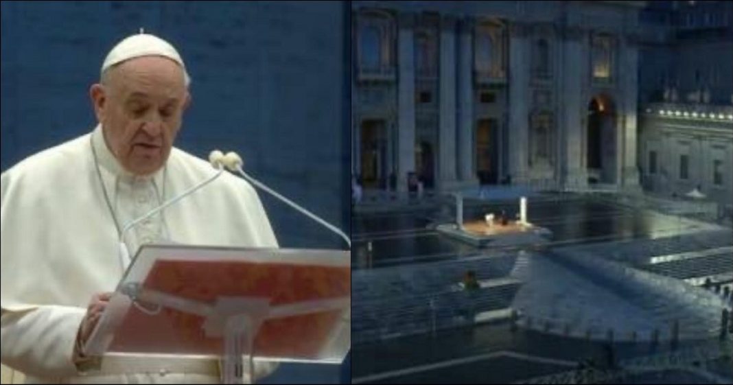 Papa Francisco faz oração completamente sozinho na Praça São Pedro pela primeira vez na História