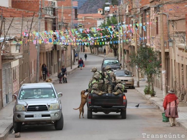 revistacarpediem.com - Cães abandonados perseguem carro de militares e acabam sendo adotados