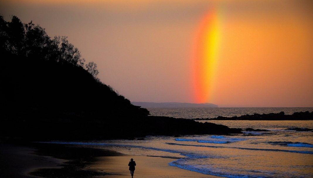 Arco-íris bicolor formado pelo pôr do sol chama atenção na Austrália