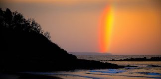 Arco-íris bicolor formado pelo pôr do sol chama atenção na Austrália
