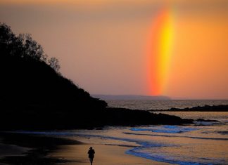 Arco-íris bicolor formado pelo pôr do sol chama atenção na Austrália