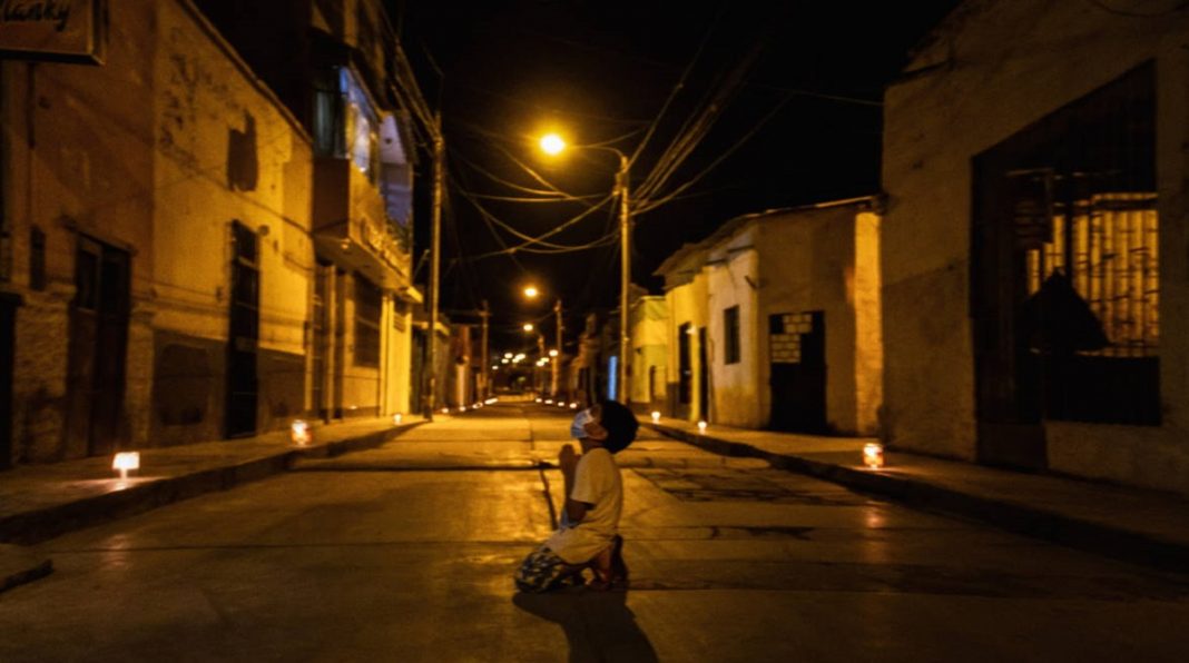 Criança é vista de joelhos rezando no meio da rua pelo fim da pandemia e viraliza.