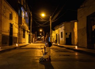 Criança é vista de joelhos rezando no meio da rua pelo fim da pandemia e viraliza.