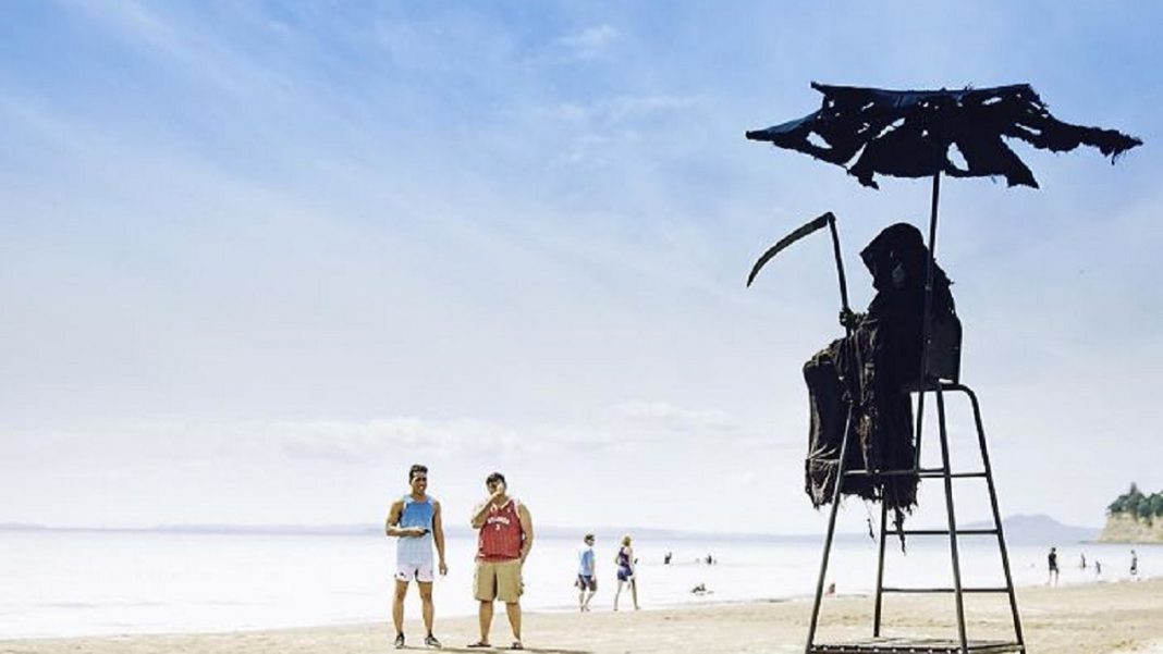 Vestido de Ceifador, homem visita praias da Flórida para conscientizar as pessoas