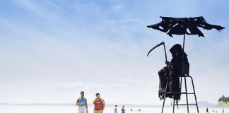 Vestido de Ceifador, homem visita praias da Flórida para conscientizar as pessoas