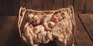 Fotógrafo faz ensaio com recém-nascidos e filhotinhos e o resultado é muito fofo